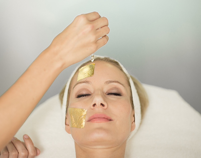 Während Sie entspannen, regt die Kosmetikerin den Lymphfluss der Haut zur inneren Reinigung an.