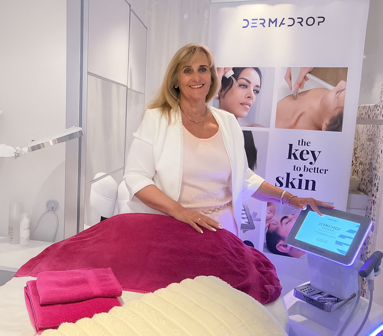 Andrea Schneider mit Dermadrop Gerät im Kosmetikstudio Schneider in Worms