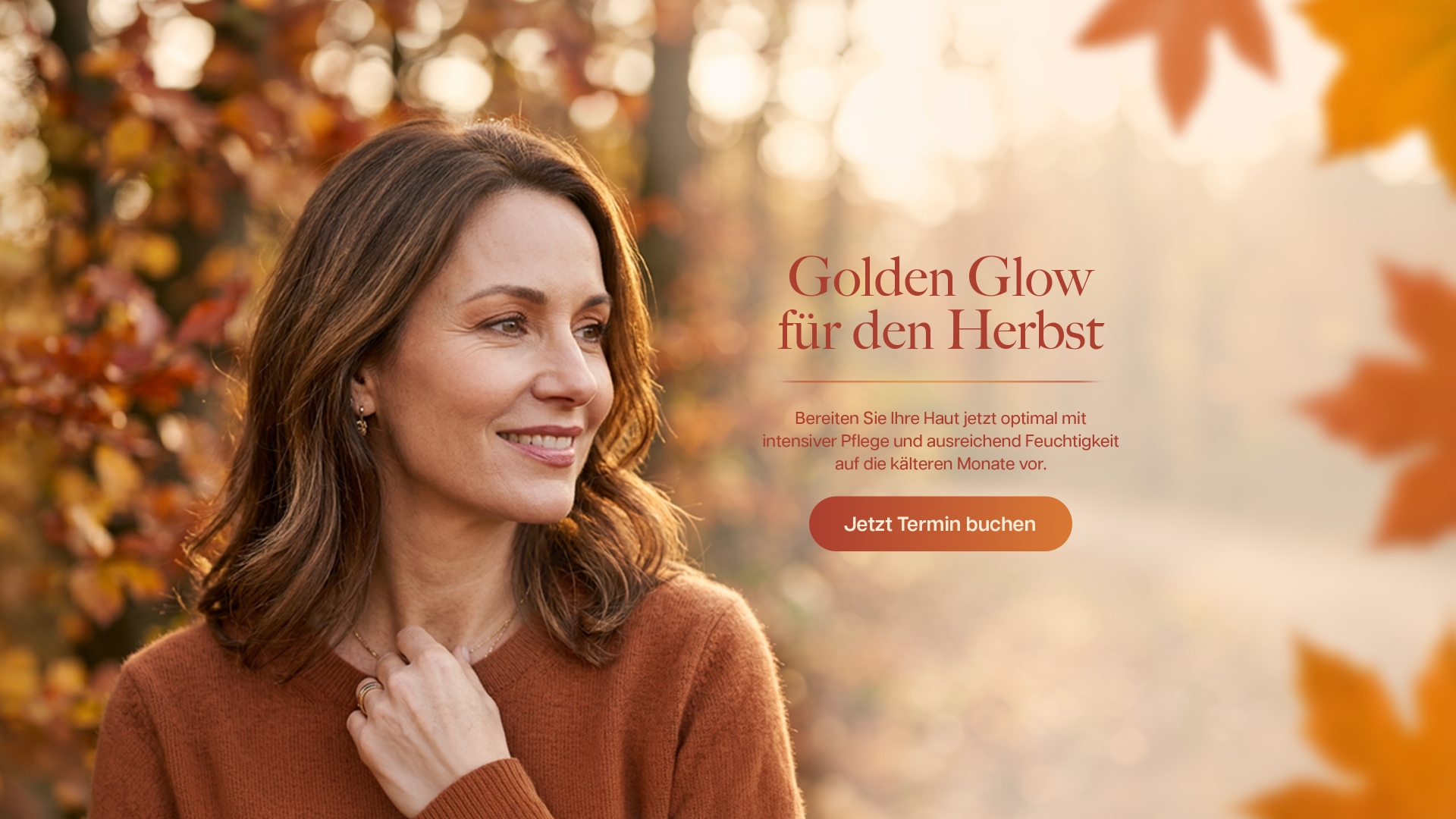Frau mit braunem Pullover lächelnd vor unscharfem herbstlichem Hintergrund mit orangefarbenen Blättern und Text 'Golden Glow für den Herbst'